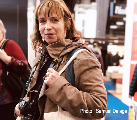 La graphiste Nathalie Glévarec, au Salon du livre de Paris 2019 photo prise par l'auteur Samuel Delage