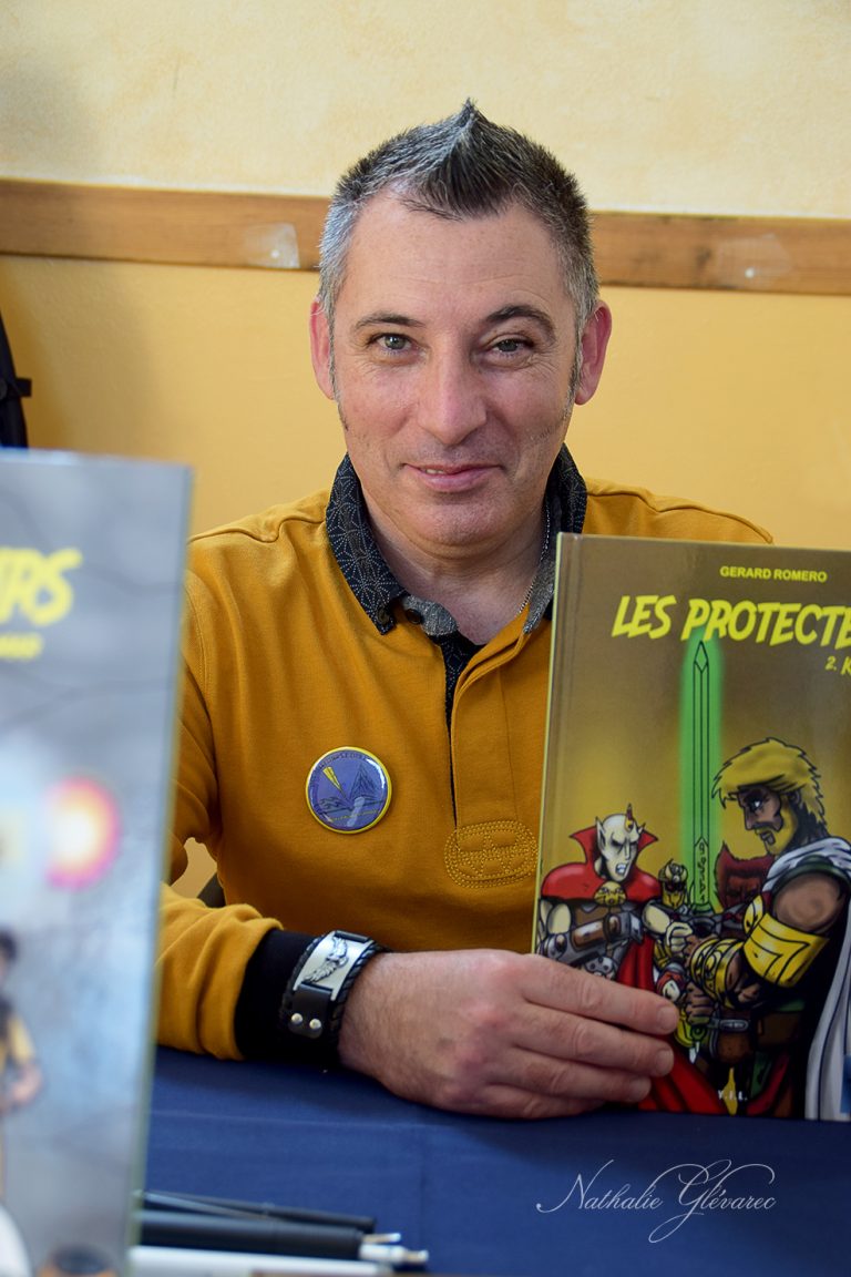Gérard Roméro auteur de BD au salon du livre de Mées 2023. Photo prise par la graphiste Nathalie Glévarec