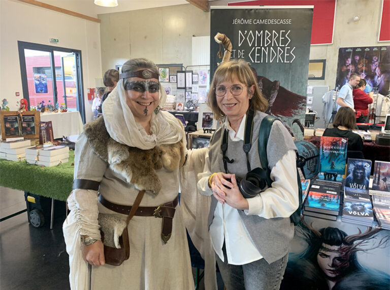 La graphiste Nathalie Glévarec et Cécile Seral au salon Les Dragoniales à Rion des Landes