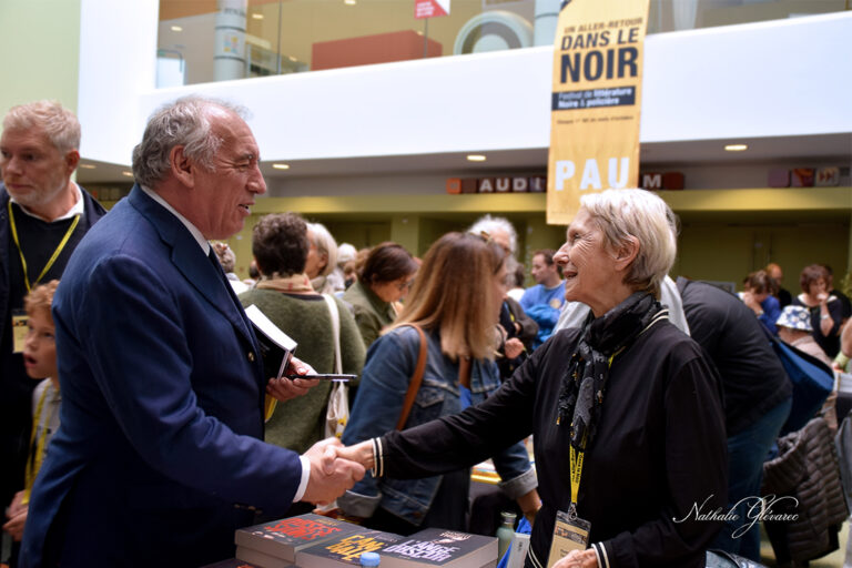 Danielle Thierry et François Bayrou au Salon Un aller retour dans le noir à Pau 2024
